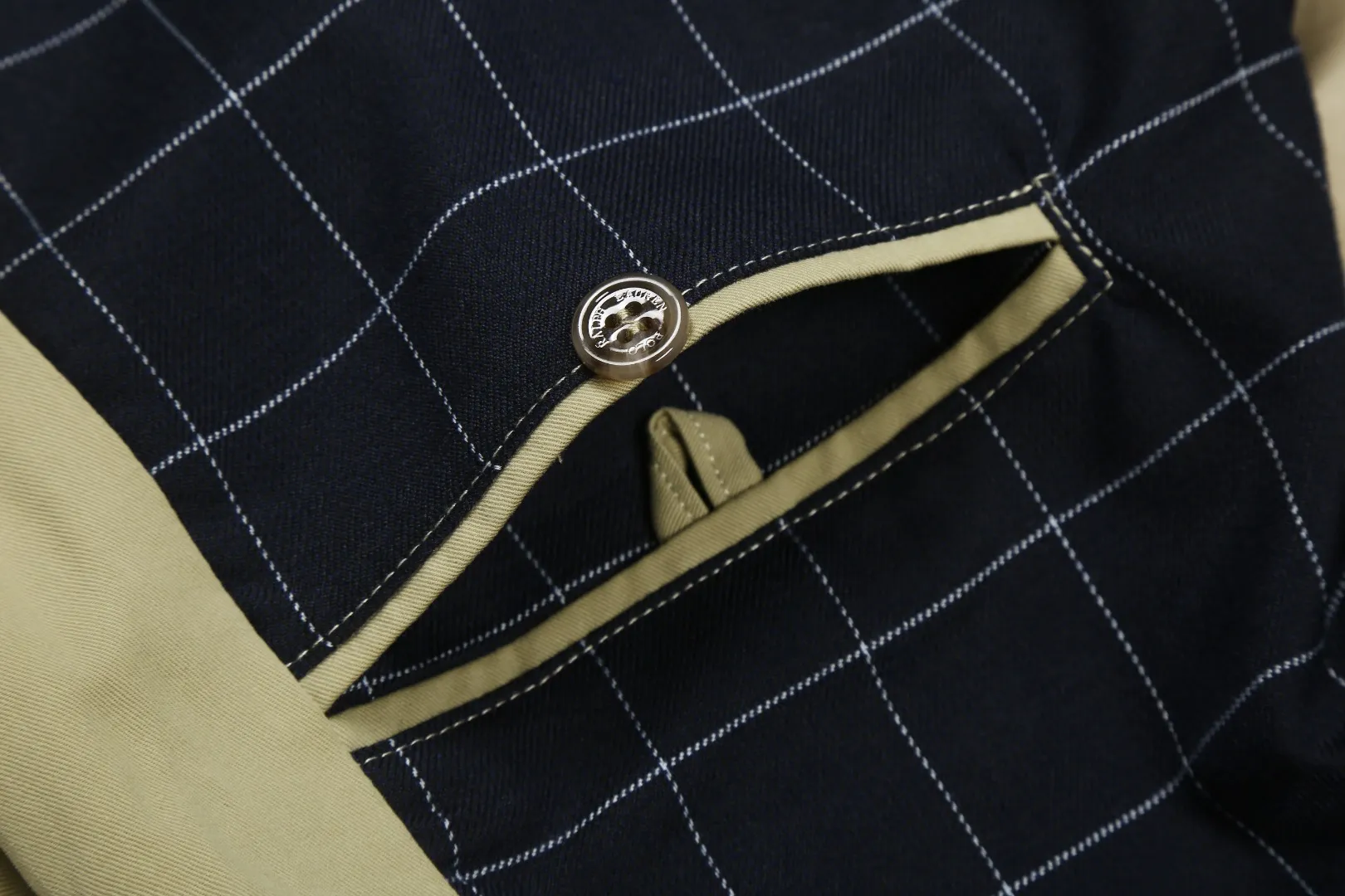 P330 White background picture [Evergreen for all seasons] Style number: 25028# (on sale all year round) Color: black/khaki/navy blue Size: S to XL - Ralph Lauren/Ralph Lauren Four Seasons evergreen classic 2.5 plaid lining contrast lapel veteran casual jacket - 40 count high density fine diagonal sand wash on the face 2.5 linear plaid lining ✅ - POLO brand zipper dark and light two-color buttons ✅ - Contrasting color fabric lapel with internal storage pocket ✅ -Ralph Lauren/Ralph Lauren Classic old cadre zipper jacket for men and women High-grade solid color plaid lining High-count smooth fabric Regular lapel hidden zipper version Elastic hem Casual style Very suitable for neutral wear Unisex Good for commuting Classic and durable